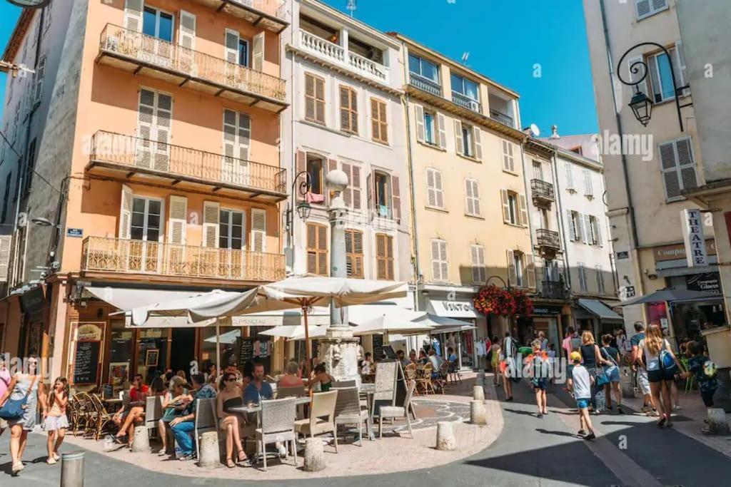 Studio En Plein Coeur Du Vieil Antibes, Vue Sur Place Romantique ภายนอก รูปภาพ